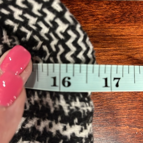 The Free Yoga Womens Jumper M Black White Texture Pattern Lined Back Zip Mini - Picture 12 of 14